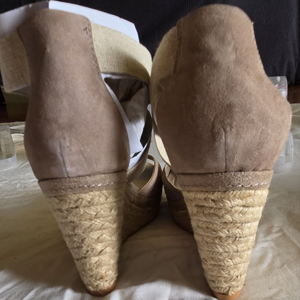 Giani Bernini Women's Tan Cream Espadrille Wedges  Sandals Summer - Picture 3 of 5